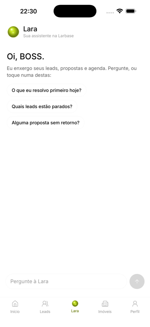 Tela da Lara no aplicativo Larbase Corretor, com sugestões de perguntas sobre leads, propostas e agenda